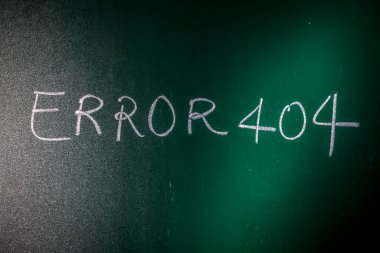 Yeşil tahtaya tebeşirle yazılmış Hata 404, Tebeşirle yazılmış sayfa bulunamadı Hata 404.