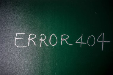Yeşil tahtaya tebeşirle yazılmış Hata 404, Tebeşirle yazılmış sayfa bulunamadı Hata 404.