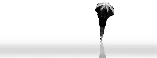 一个穿着黑色衬衫和蓝色牛仔裤的女士拿着一把被白色隔离的黑色雨伞走路的背影 拍的女士与黑色伞孤独地走在白色 — 图库照片