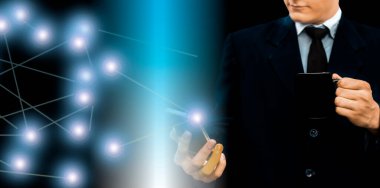 İki elinde de kahve fincanı ve akıllı telefonu olan genç işadamı bazı işleri dijital olarak hallediyor. Küresel iş birliği kavramı, takım çalışması ve istihdamda artış.