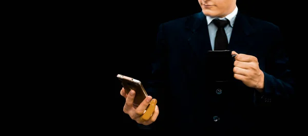 Mladý Nadšený Podnikatel Oblečený Tmavomodrém Obleku Držící Smartphone Jedné Ruce — Stock fotografie