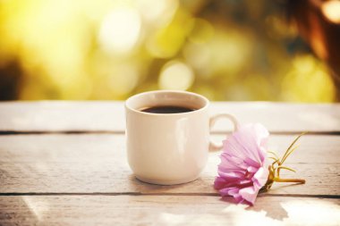 Kahve içmek için. Hoş ve güzel kokulu taze. Rahatlamak için içki