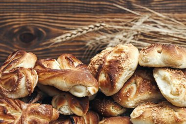 Çörekler. Ekmek. Bu pasta. Lezzetli tatlı. Kek kırmızı.