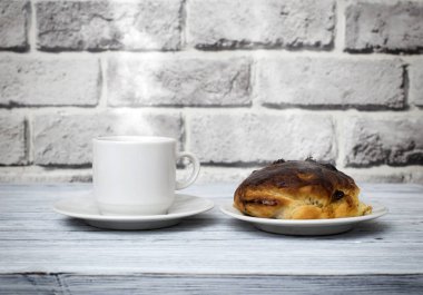 Kahve, sıcak içecek ile rulo