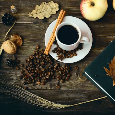 Kahve iç ve hayal kur. Sade kahve ve tahıl..