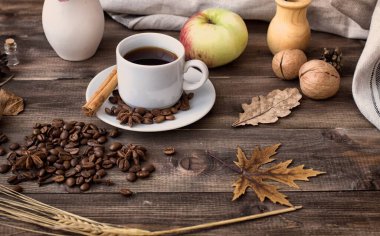 Kahve iç ve hayal kur. Sade kahve ve tahıl..