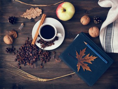 Kahve iç ve hayal kur. Sade kahve ve tahıl..