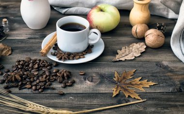 Kahve iç ve hayal kur. Sade kahve ve tahıl..