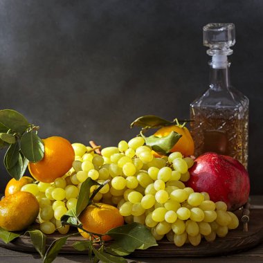 Mandalina, üzüm, nar - masada meyveler. İçki ve tatlı..