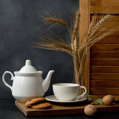 Kahvaltıda. Çay içeriz, kahve içeriz. Harika görünüyor. Lezzetli çay. Durgun hayat.