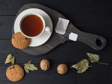 Kahvaltıda. Çay içeriz, kahve içeriz. Harika görünüyor. Lezzetli çay. Durgun hayat.