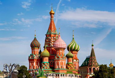 St. Basil Katedrali. Moskova 'daki Kızıl Meydan' daki Ortodoks kilisesi, bir Rus mimari abidesi. Katedralin inşası 1555 'ten 1561' e kadar devam etti. Katedral on bir kiliseyi birleştirir. İnşaat tarihi: 1555