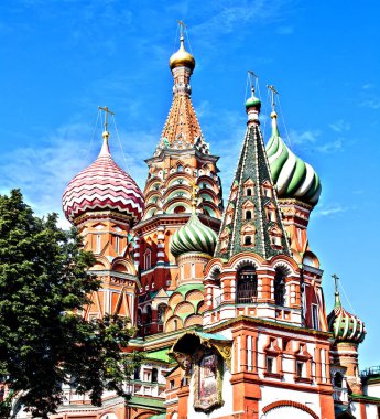 St. Basil Katedrali. Moskova 'daki Kızıl Meydan' daki Ortodoks kilisesi, bir Rus mimari abidesi. Katedralin inşası 1555 'ten 1561' e kadar devam etti. Katedral on bir kiliseyi birleştirir. İnşaat tarihi: 1555