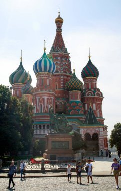 St. Basil Katedrali. Moskova 'daki Kızıl Meydan' daki Ortodoks kilisesi, bir Rus mimari abidesi. Katedralin inşası 1555 'ten 1561' e kadar devam etti. Katedral on bir kiliseyi birleştirir. İnşaat tarihi: 1555