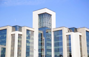 Modern binalar. Şehir manzarası. Şehirdeki binalar. Camdan ve betondan yapılmış evler.