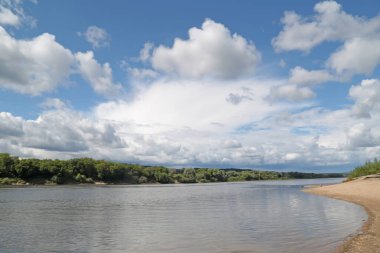 Bu bir nehir. Burası bir manzara ve bulutlar. Kırsalda güzel bir yer. Balık tutabilirsin..