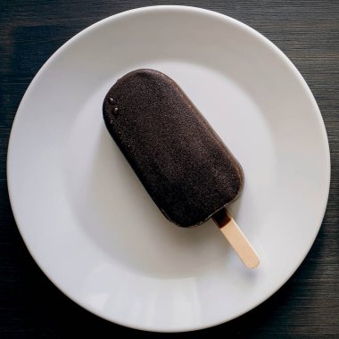 Dondurma bu. Sıcak havada nefis dondurma. Çikolatalı dondurma..