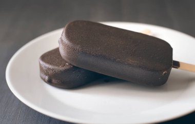 Dondurma bu. Sıcak havada nefis dondurma. Çikolatalı dondurma..