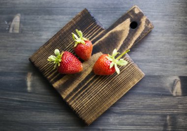 Taze ve olgun çilekler. Lezzetli ve güzel. Yaz ziyafetleri.