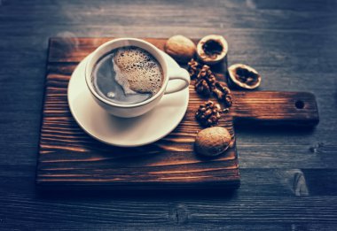 Ahşap arka planda bir fincan kahve. Canlandırıcı bir kahvaltı. Çok iştah açıcı..