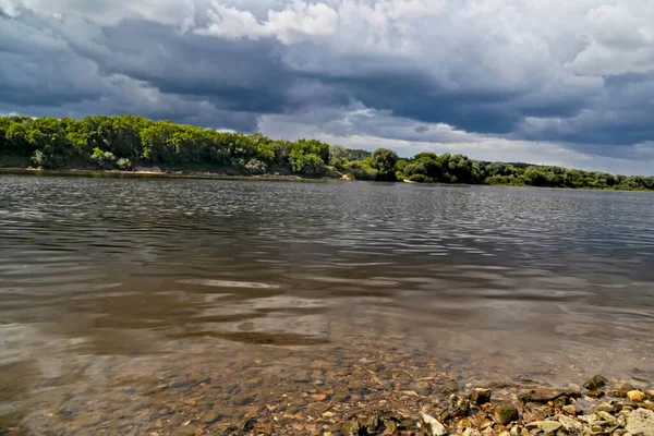 Isto Rio Esta Uma Paisagem Nuvens Lugar Encantador Campo Você — Fotografia de Stock