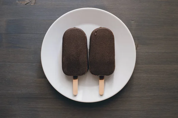 这是冰激淋 在炎热的天气里吃美味的冰淇淋 朱古力冰淇淋 — 图库照片