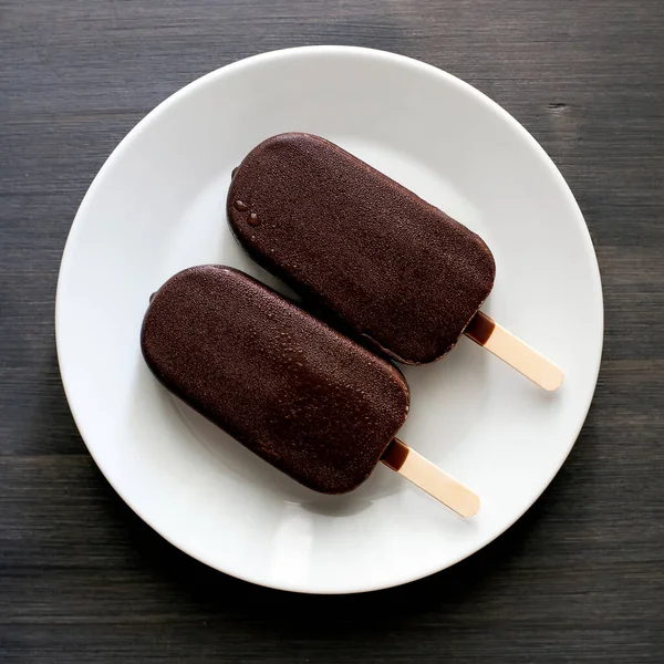 这是冰激淋 在炎热的天气里吃美味的冰淇淋 朱古力冰淇淋 — 图库照片