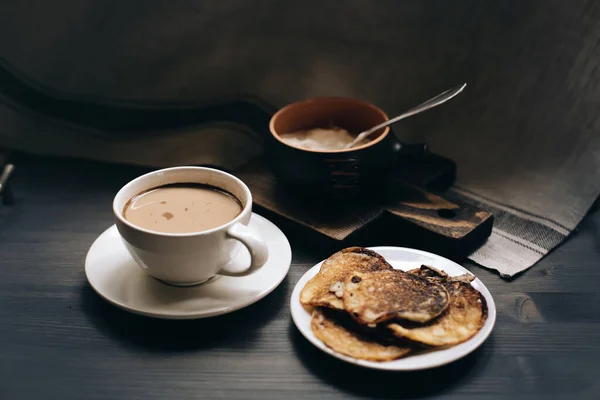 Tasse Kaffee Auf Einem Hölzernen Hintergrund Kaffee Mit Milch Vorhanden — Stockfoto