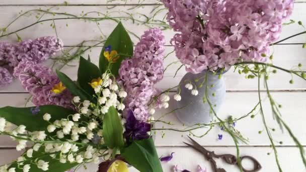 Vackra Blomsterarrangemang Delikat Lila Vit Liljekonvalj Stackars Blomma Form Boot — Stockvideo