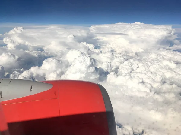 ビューの美しい白い積雲雲 密閉地面 青い空 航空機のエンジン — ストック写真