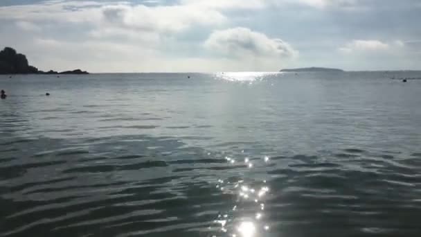 青い海 光が水の波紋 若干細かい砂 浸漬水の下で撮影の一般的なビューからの移行は 水を攪拌 — ストック動画