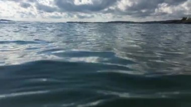 büyüleyici, suyun, gücünü hipnotize dalgalar, büyüleyici, çırpınan su yüzeyinden çekim video çekim video su altında kumsalı, geçiş temiz su