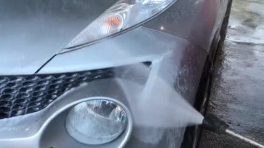 video çamaşır makinesi, köpük ile güçlü bir su basıncı farlar, başlık, su aşağı akar, yeni teknolojiler alanında yönlendirilir gösterir