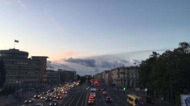 Rusya, St. Petersburg, 22 Ağustos 2018. Arabalar, akşam, yarım daire ev Rus bayrağı ile yola yüksekliğini görünümünden geliştirir, eski Fonu ev, güzel günbatımı, gökyüzü, farlar. 