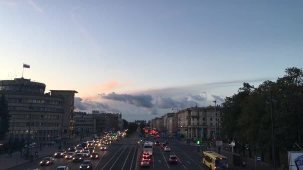 ロシア サンクトペテルブルク 2018 ロシアの国旗と半円形の家 車と道路の高さからの眺めを開発し 古いファンドの家 美しい夕日 ヘッドライト — ストック動画