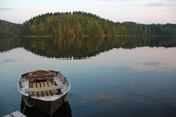 Bela Foto Com Vista Para Lago Com Água Quase Lisa — Fotografia de Stock