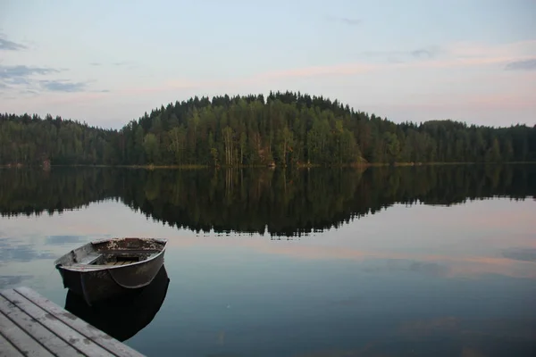 Bela Foto Com Vista Para Lago Com Água Quase Lisa — Fotografia de Stock