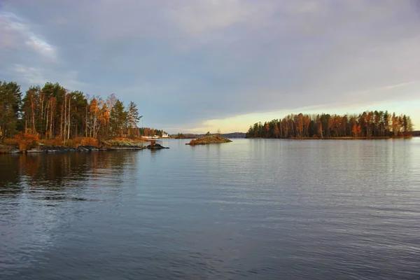 Lago Com Água Clara Ondulações Leves Uma Ilha Uma Costa — Fotografia de Stock