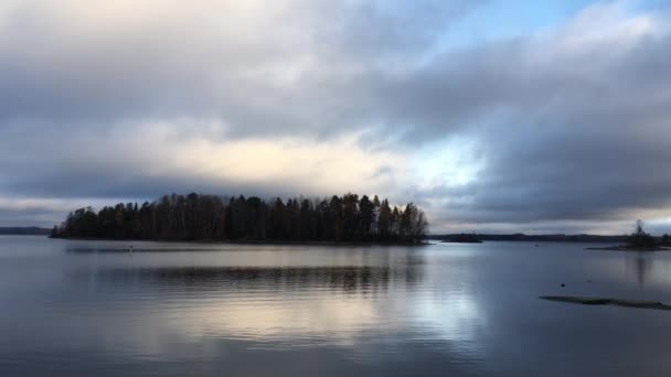 Isla Entre Lago Plantas Coníferas Flujo Agua Ligera Hermoso Cielo — Vídeo de stock