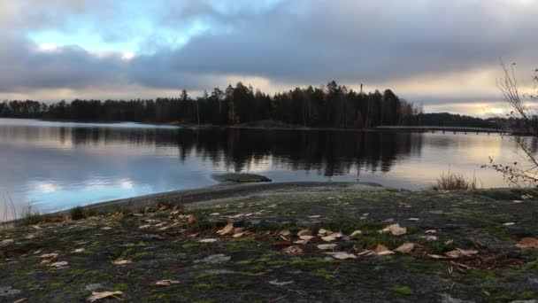 ビデオ撮影のために雲とピンクの青い潮 海岸石スラブ 秋空を反映して滑らかな水湖 — ストック動画