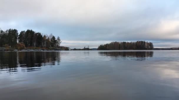 Lago Con Acqua Liscia Sponde Rocciose Ricoperte Piante Conifere Isola — Video Stock