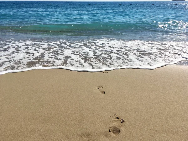 Sandstrand Fußspuren Meer Von Der Einfließenden Welle Weggespült Klares Türkisfarbenes — Stockfoto