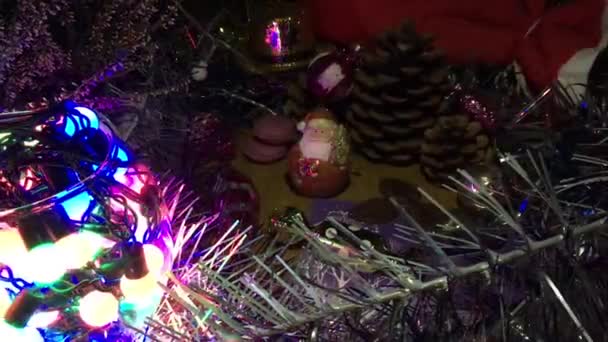 Рождественская Композиция Хизер Мигающие Огни Мишура Игрушки Большие Сосновые Шишки — стоковое видео