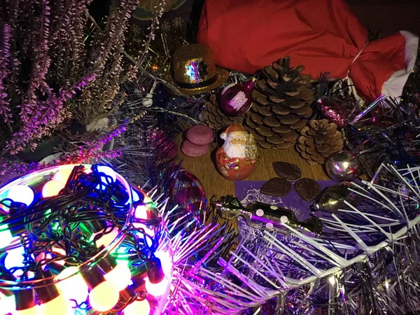 Composição Natal Heather Guirlandas Espumantes Ouropel Cones Tamanhos Diferentes Folhas — Fotografia de Stock