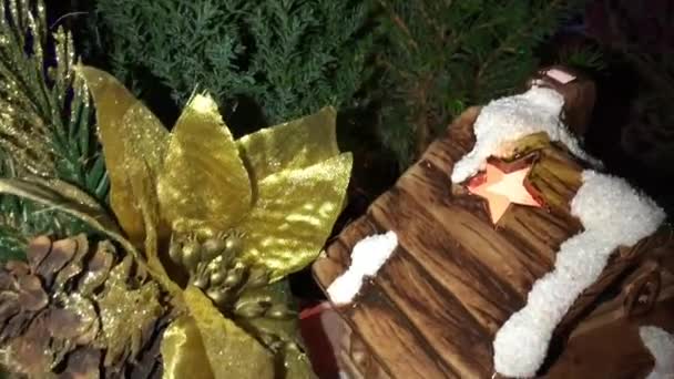 Weihnachtskomposition Heidekraut Blinkende Girlanden Lametta Zypresse Und Weihnachtsbaum Große Tannenzapfen — Stockvideo