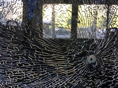 bir mermi ya da bir taş, hangi web, vandalizm şeklinde, ocaktan yayılan birçok çatlaklar attı arabamın izinin ön camında