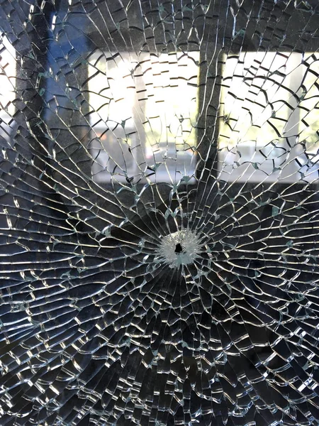 bir mermi ya da bir taş, hangi web, vandalizm şeklinde, ocaktan yayılan birçok çatlaklar attı arabamın izinin ön camında