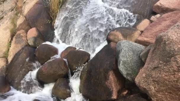 Vattenfall Bland Stora Stenarna Det Snabba Flödet Vatten Slår Stenarna — Stockvideo