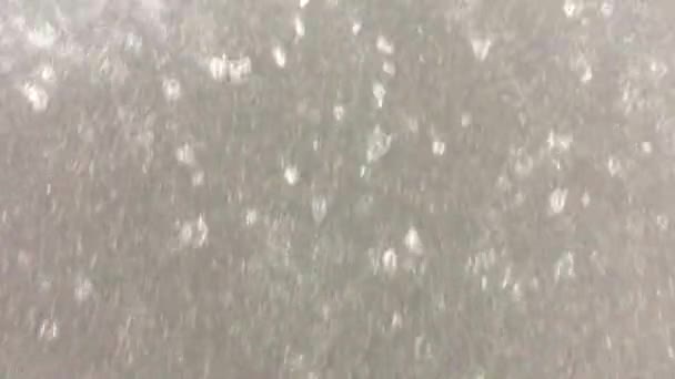 Сильний Дощ Великі Краплі Які Ються Асфальту Метеорит Утворюють Лінії — стокове відео