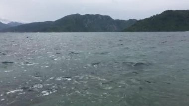 Denizin ve dağların farklı yükseklikleri, gri gölgeler, büyüleyici su dalgaları, hipnotik, sakinleştirici doğa etkileri.